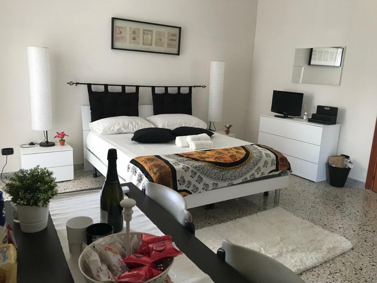 Little Room Салерно Экстерьер фото